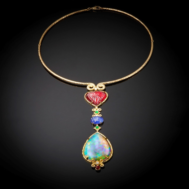 Amuleto , Sapphires, emeralds and diamonds necklace
